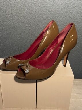 Cole Haan Nike Air Olive Leather Peep Toe Heels Pumps Size 8.5